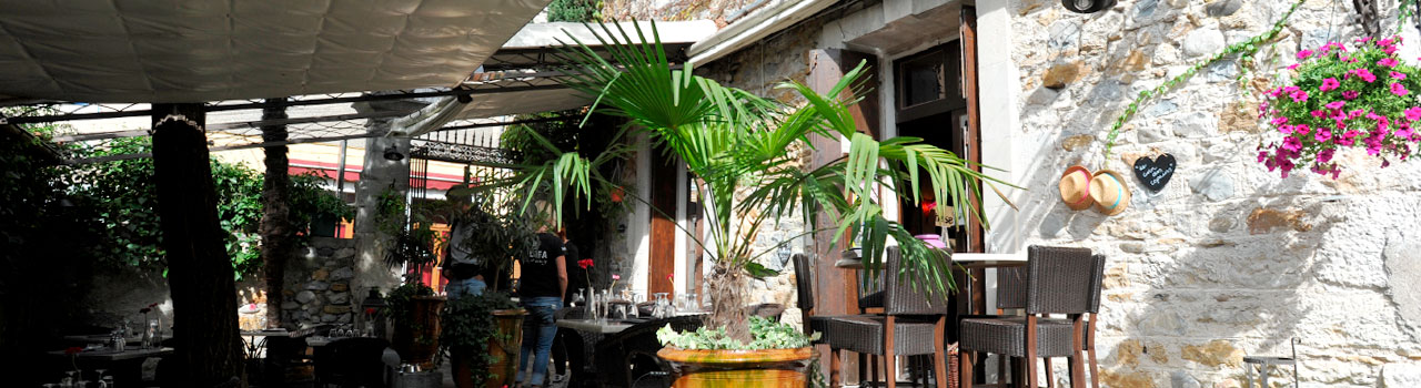 Une jolie terrasse, au calme, dans le centre du village.